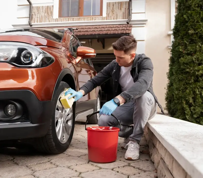 Lavage auto à domicile Colombier-le-Cardinal : professionnel intervenant sur un véhicule
